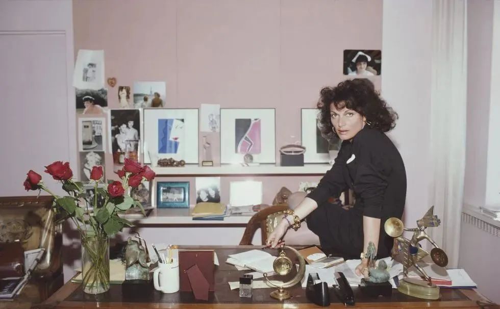 孟晚舟紫色连衣裙,孟晚舟蓝色连衣裙