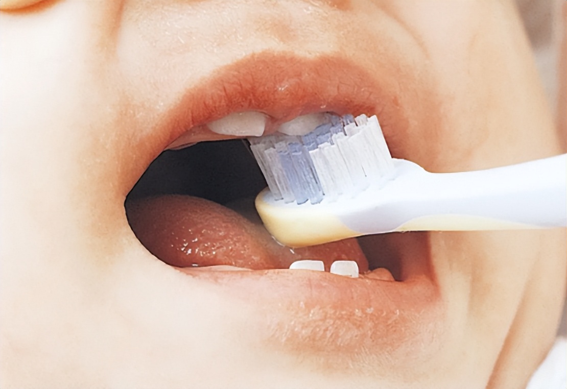 如何度过宝宝烦躁的出牙期,宝宝第一次出牙期间会烦躁哭闹