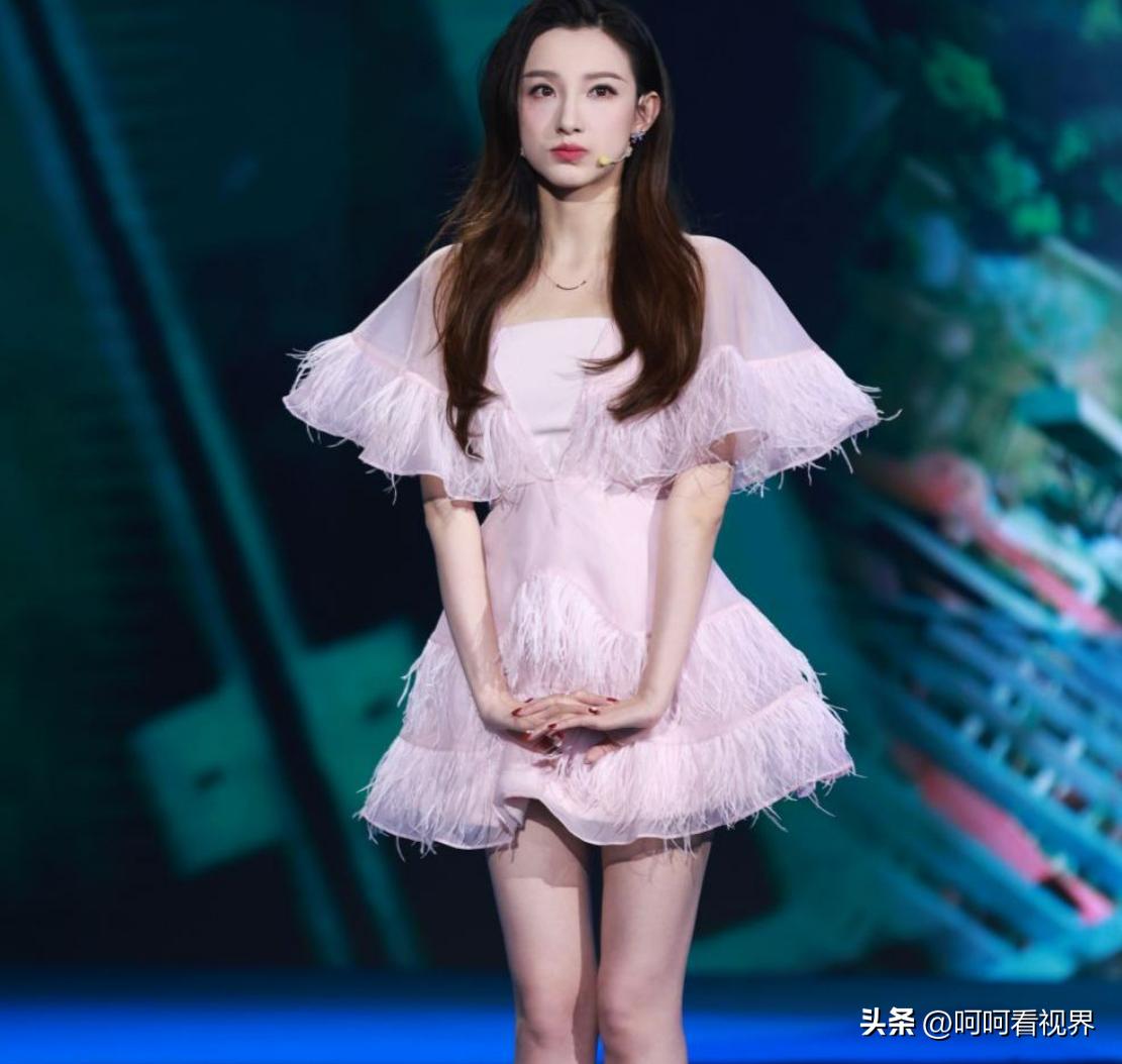 气质减龄女主持装,女主播显身材穿衣推荐