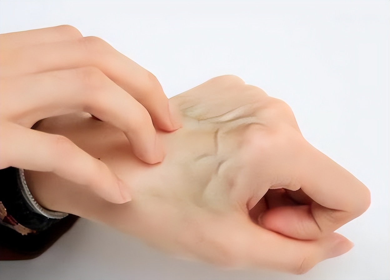 人手臂上的青筋看得出吗,手臂爆青筋是天生的吗