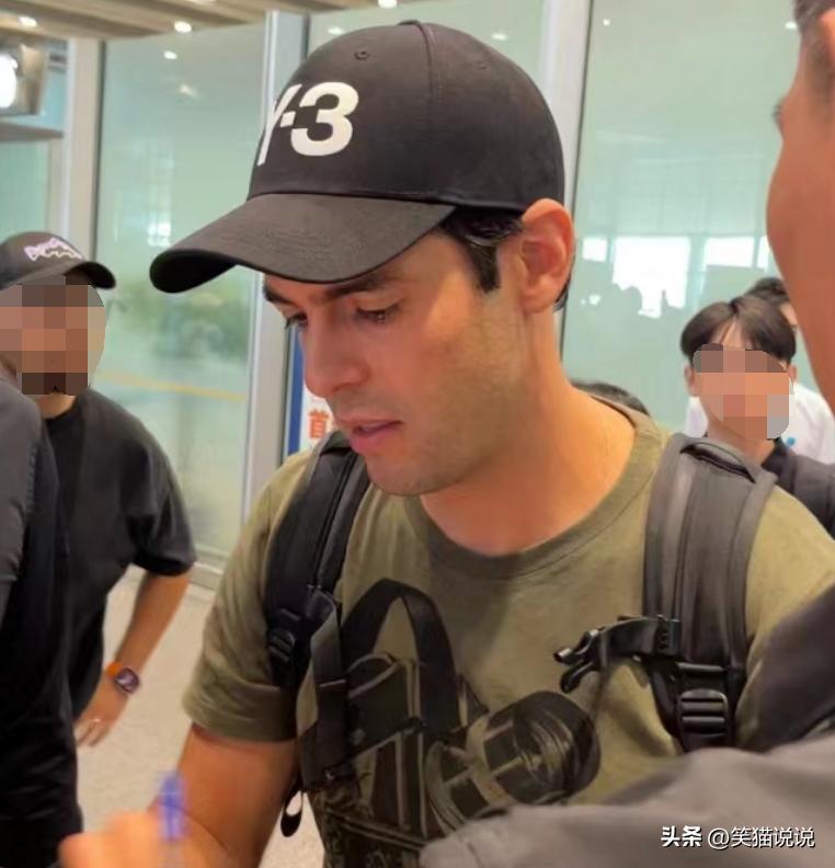 41岁卡卡现身北京活动：身材健壮状态佳，笑容灿烂好贵气