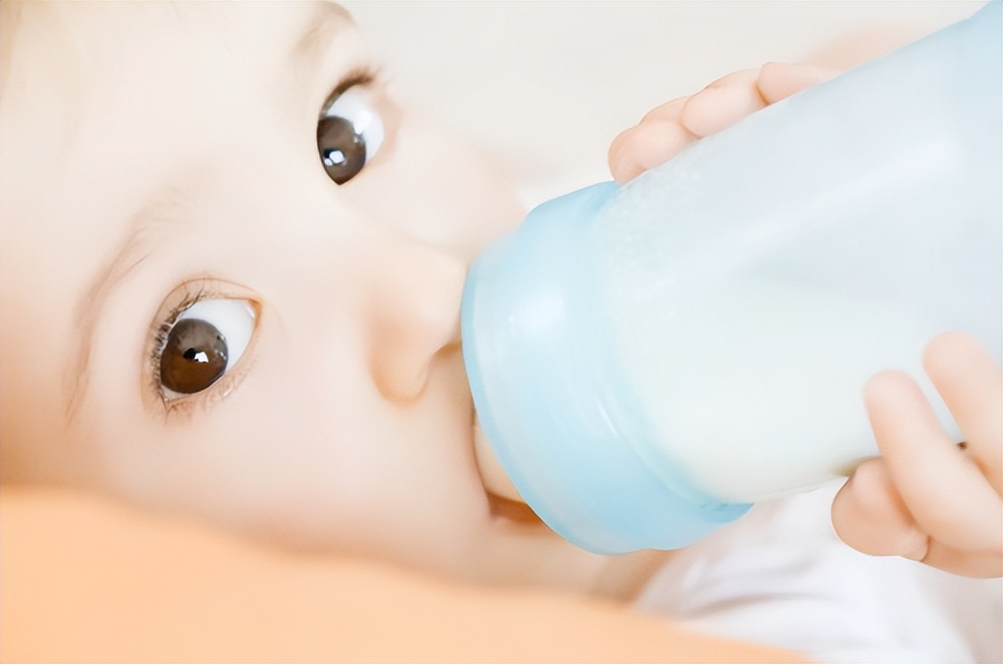 孩子总是吐奶，真正祸首有3个原因，学会了父母跟娃都不“受罪”