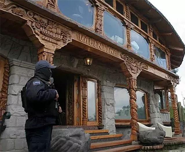 上海小伙成墨西哥毒枭，却未向中国贩毒，密室中成捆美钞垒成高台