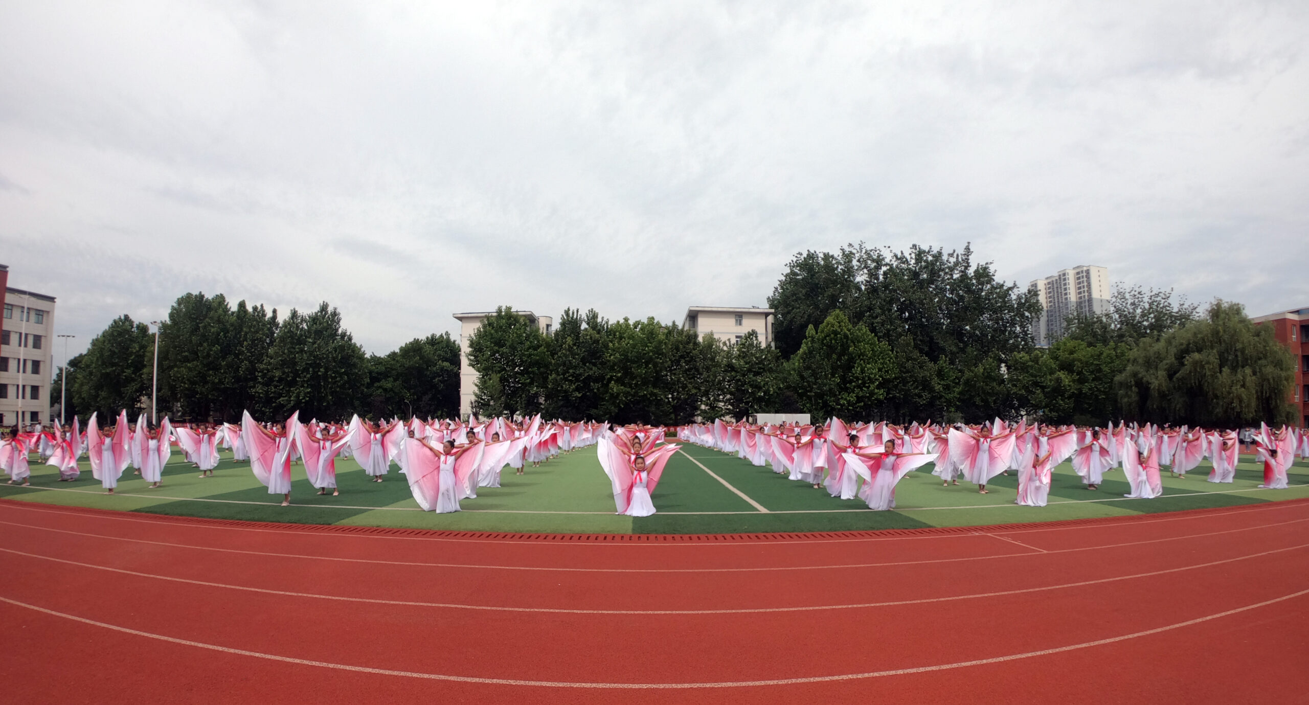 渭南高新小学参加全区第十届中小学生春季田径运动会开幕式
