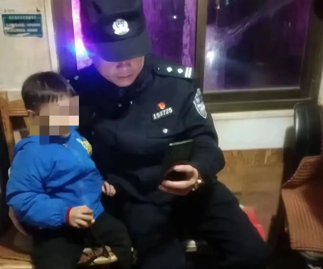 3岁男童走失民警帮其找家人,4岁男童走失警民联动找到家人