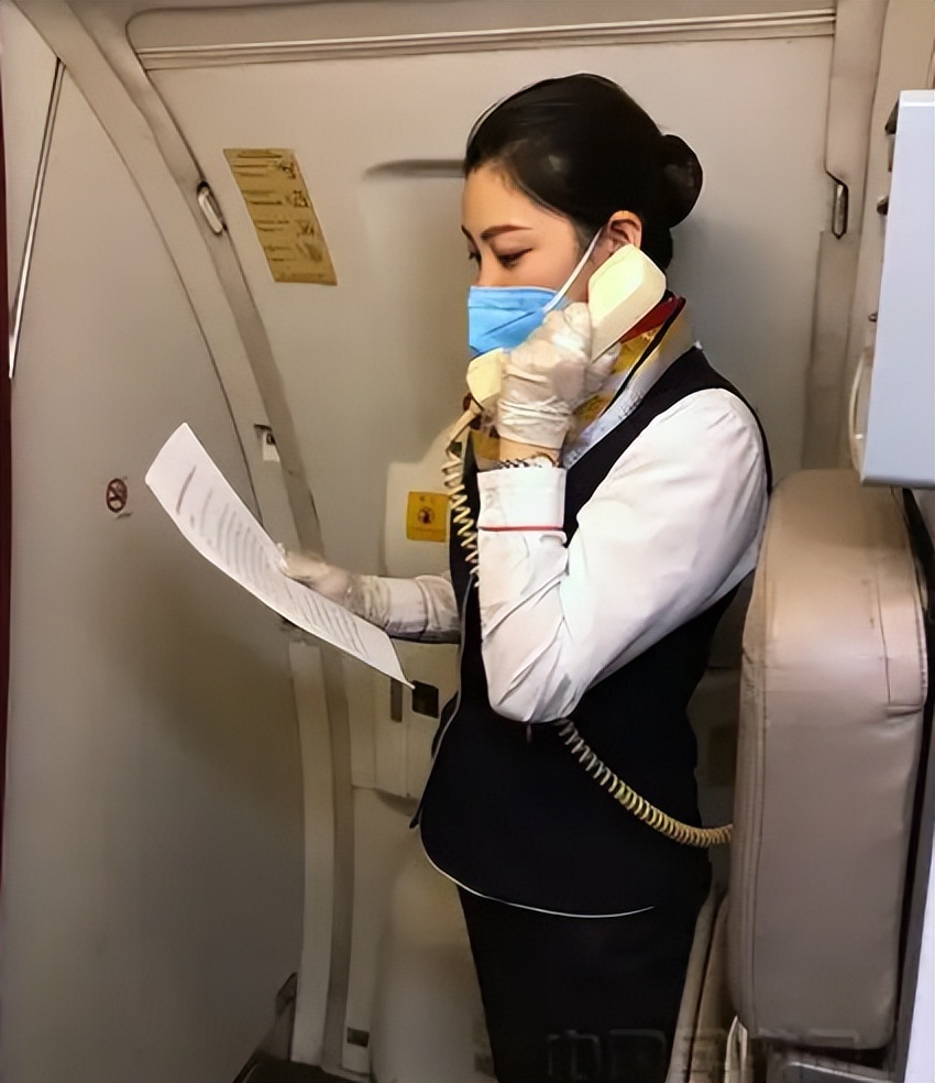 飞机上医护人员为病人吸尿,医生飞机上为老人吸尿