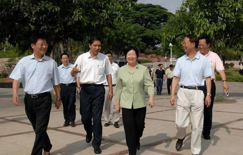 “无知女贪”李启红：炒股4个月敛财1983万元，判11年罚2000万