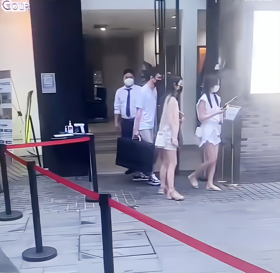 王思聪穿价值百万球鞋陪女友逛街,王思聪穿百万球鞋霸气买单