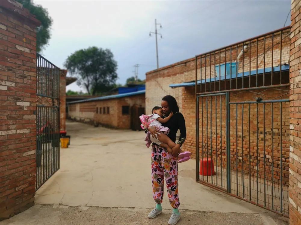 7年前非洲女大学生远嫁山西农村，生下混血女儿，如今生活怎么样