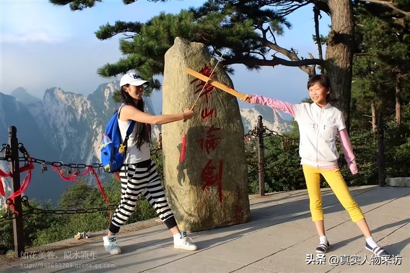 我,离异后摆地摊还债,意外被小15岁小伙追求,开启人生第二春