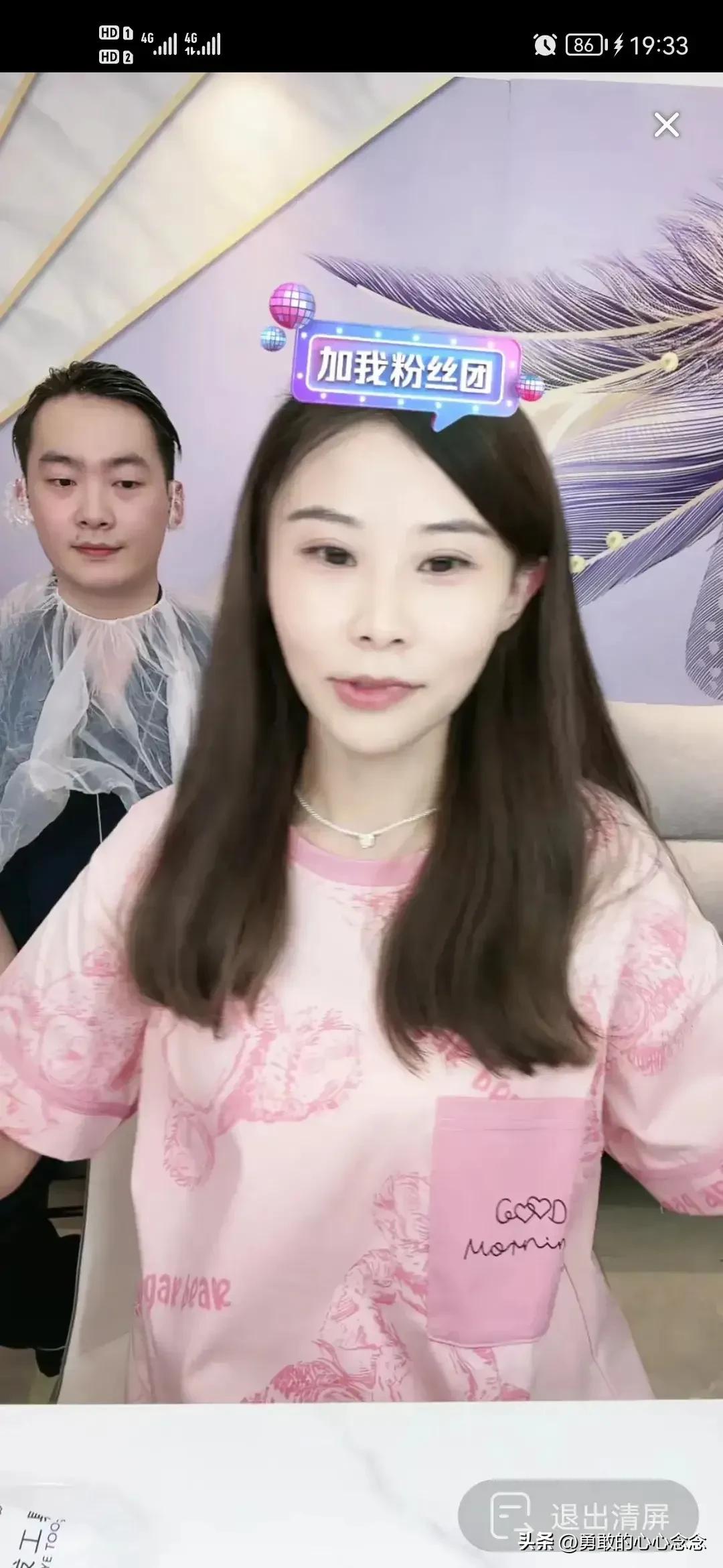 好久没看到妮妮直播了，如今妮妮人气超过了田静，带货更受欢迎