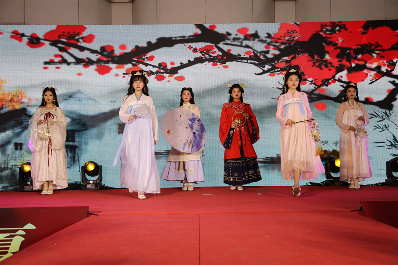 一路向前，携手同庆。阜阳商厦庆祝成立32周年举办跨年夜宴