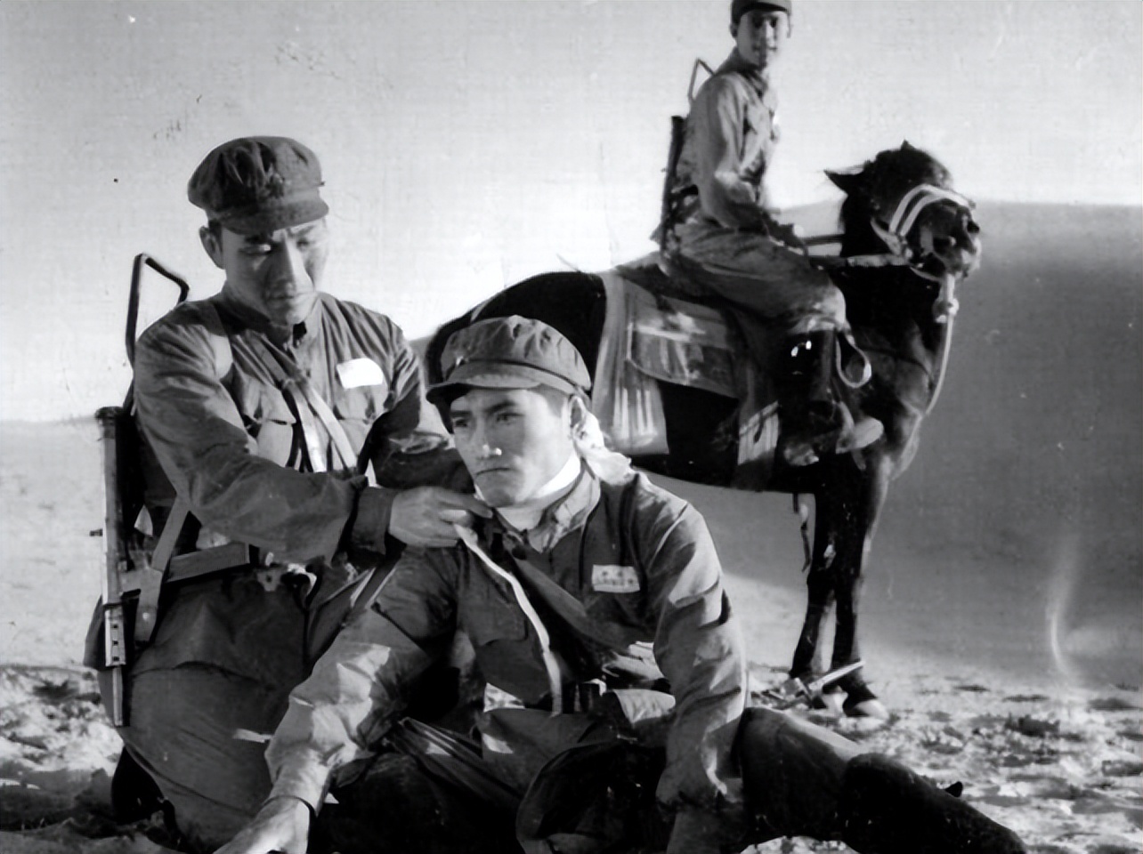 解放前夕，哈密银行遭叛匪洗劫；价值连城的财宝，装满九卡车