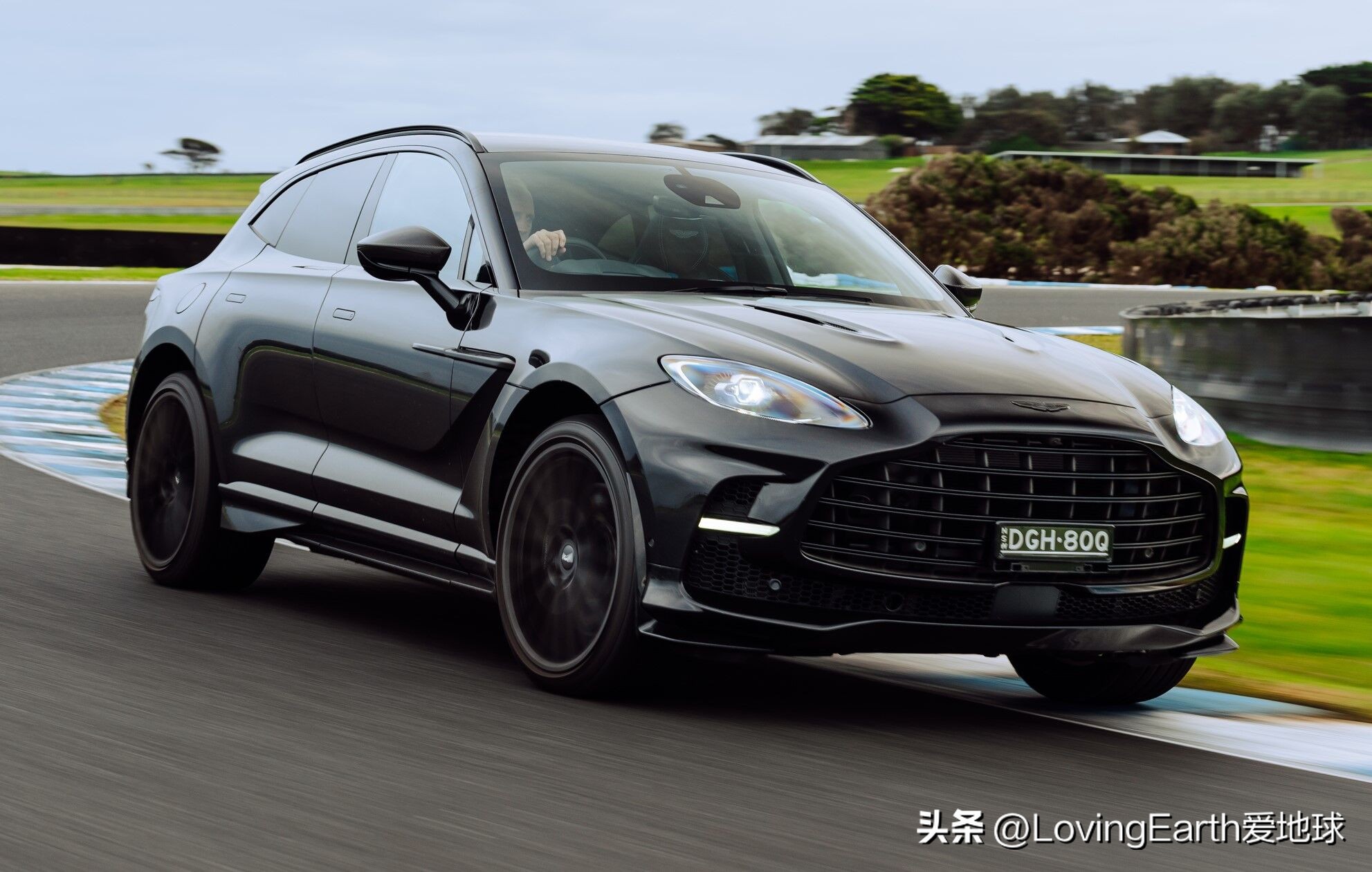 阿斯顿马丁dbx707与兰博基尼urus,阿斯顿马丁dbx707赛道测试