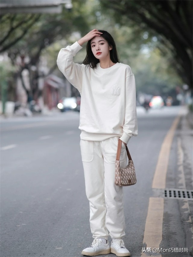 卫衣搭配宽松直筒牛仔裤好看吗,卫衣搭什么版型的牛仔裤好看