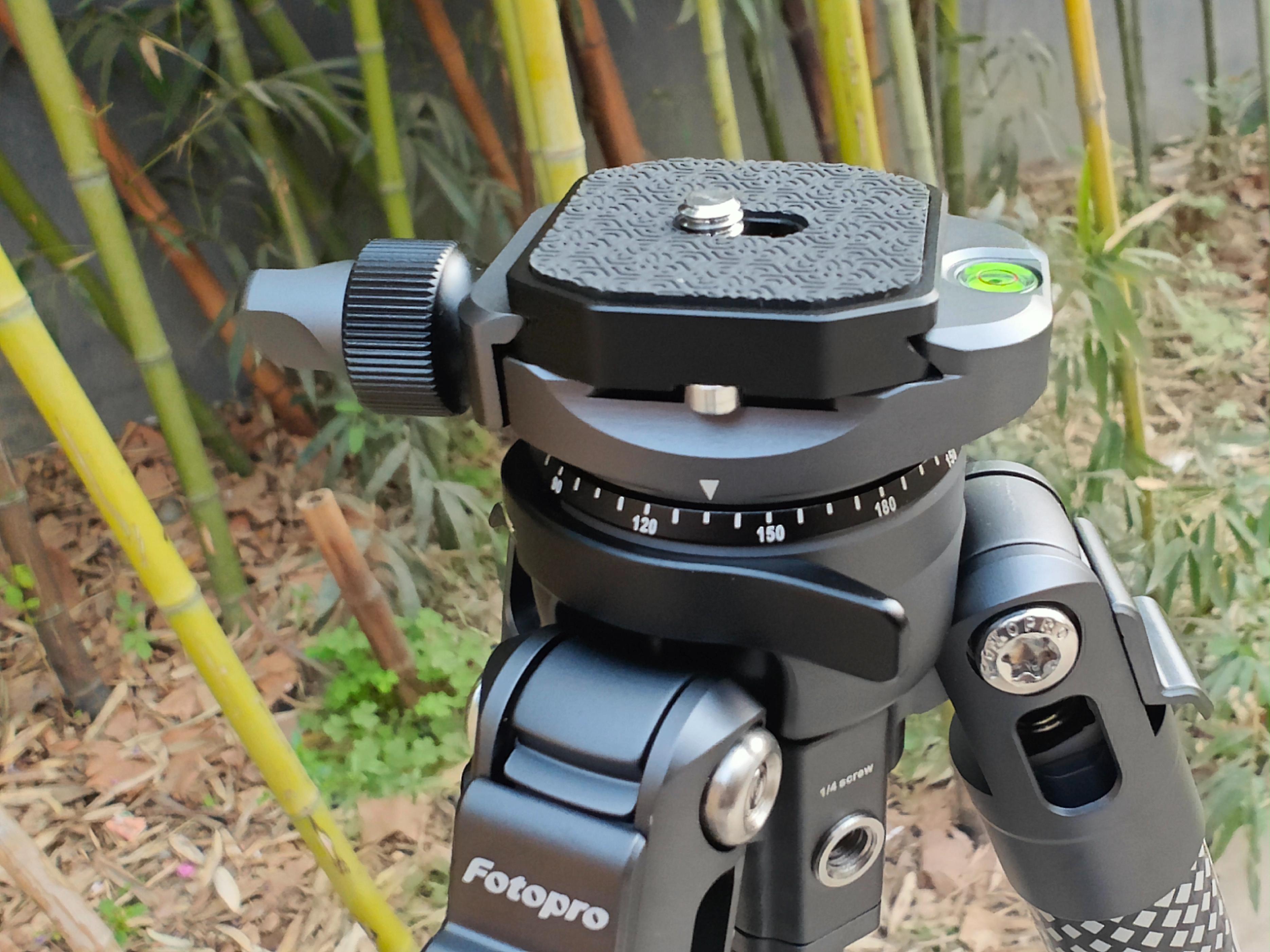 轻便小巧的自拍三脚架,多功能充电运动相机三脚架推荐