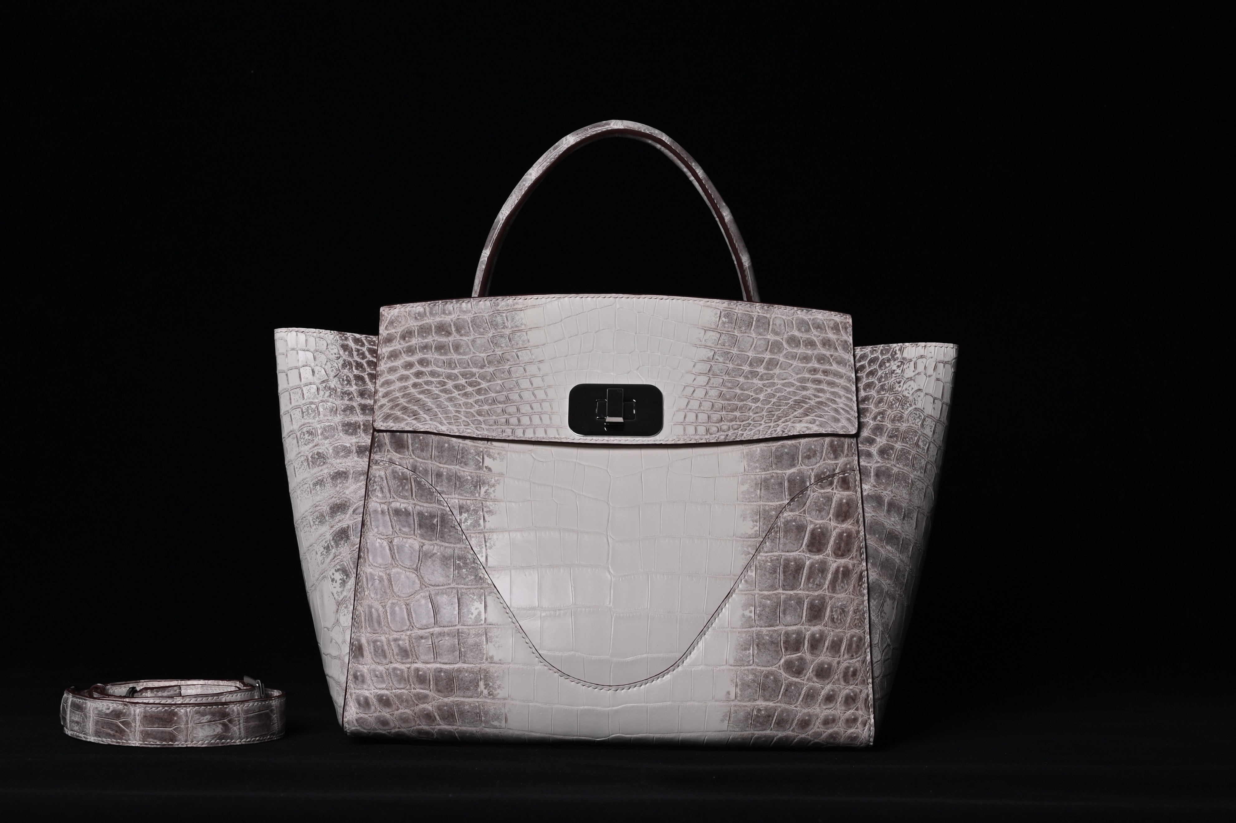 皮鞋油可以擦皮衣包包吗,皮鞋养护油可以保养皮衣吗