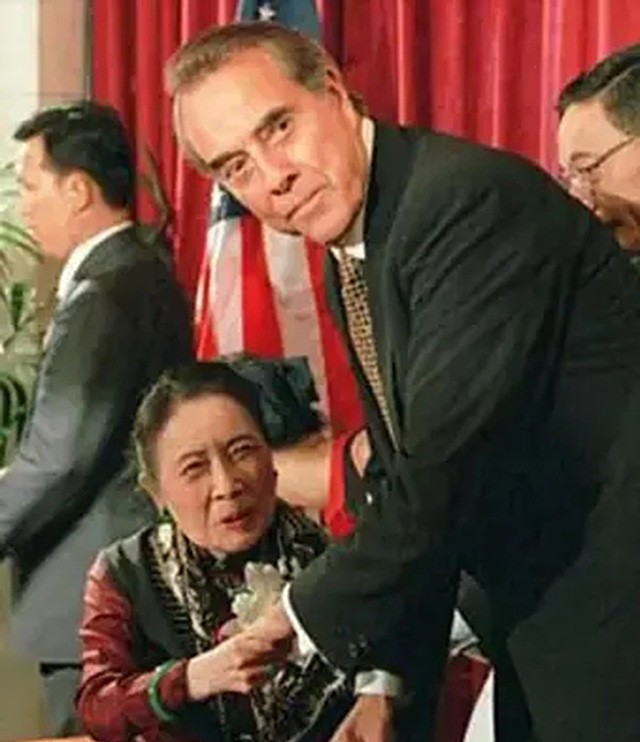 宋美龄麻花手镯值多少钱,宋美龄翡翠手镯价值两亿