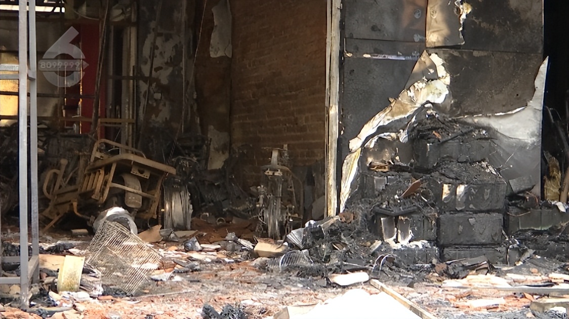 凌晨两点起火男孩救了一家人,一场大火夺走了10条无辜人的生命