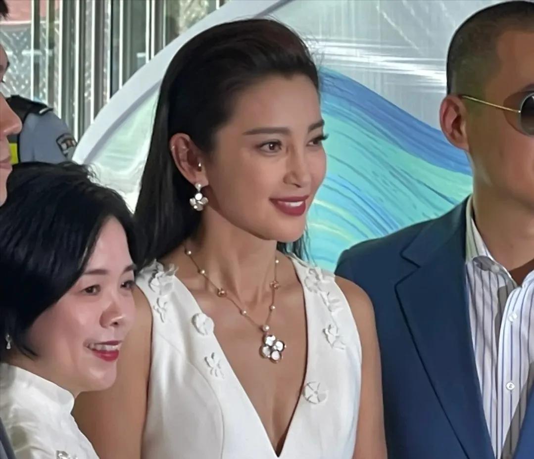 脸上有痘坑的明星,脸上爆痘特别多还好看的明星