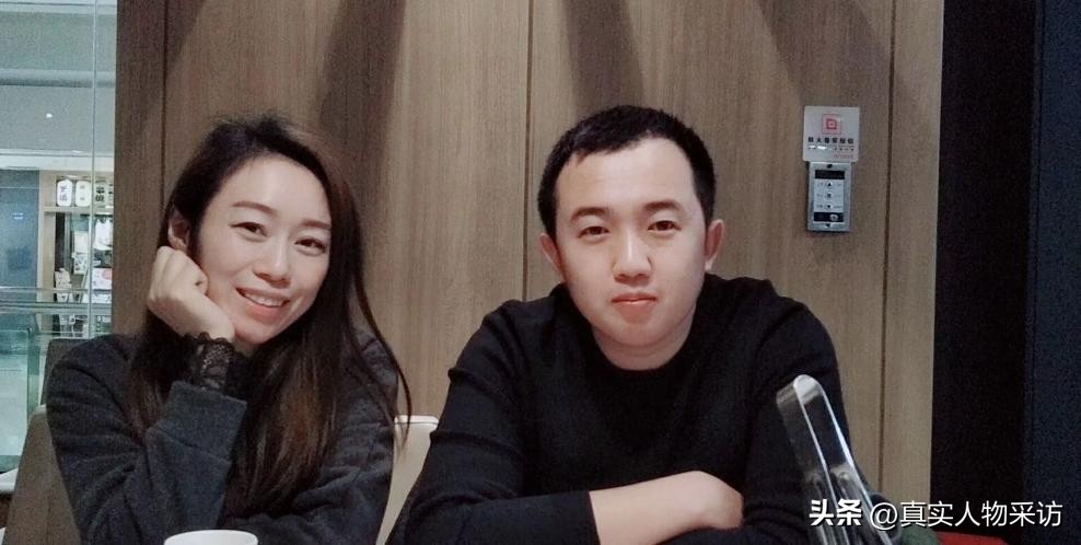 我,离异后摆地摊还债,意外被小15岁小伙追求,开启人生第二春