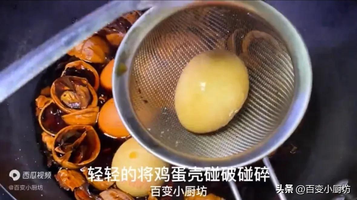 炒核桃带壳泡水的正确做法,把核桃放进滚烫油锅里