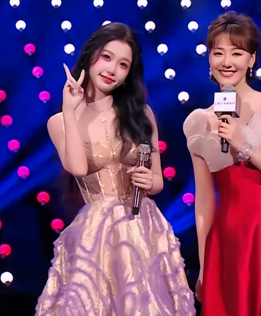 北京台春晚杨幂关晓彤杨紫,元旦跨年演唱会关晓彤造型