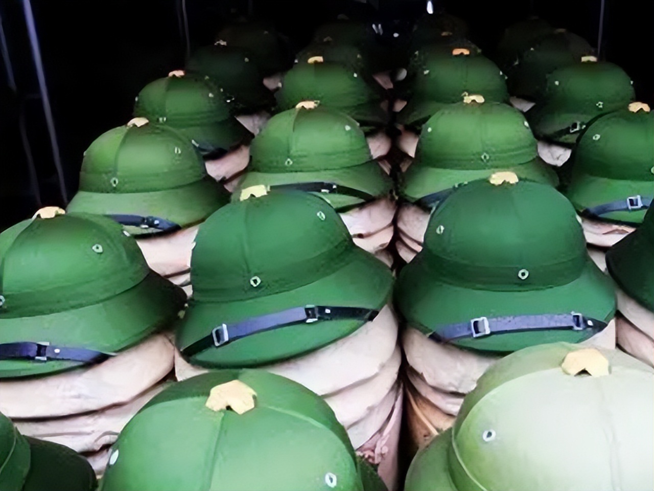 越南女人在中越边境摆摊,越南边境女商贩