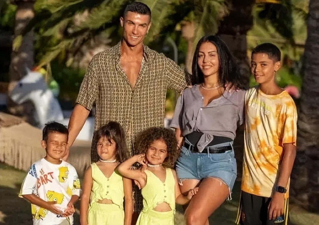 c罗全家聚餐,c罗晒全家福度假照