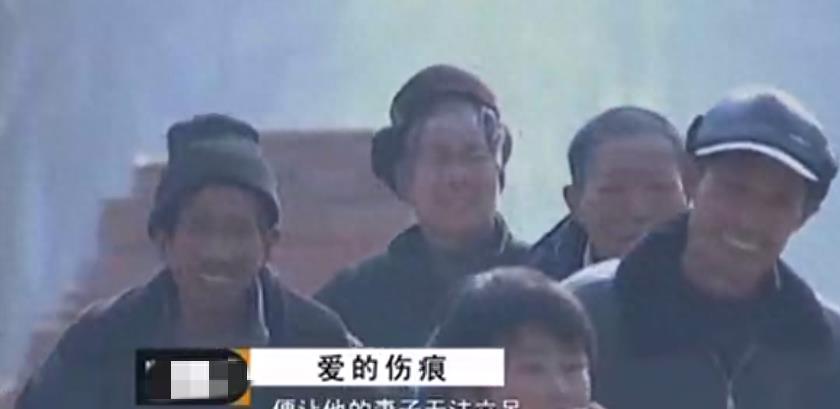 男子和妻子嬉戏打闹,男子和妻子打闹不料摔倒