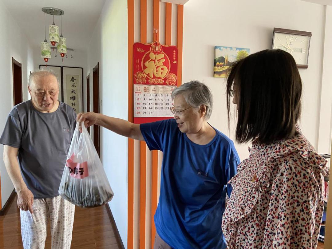 老党员社区服务驿站,社区关爱老党员志愿服务活动