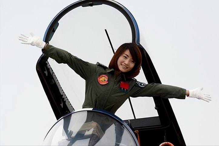 女飞行员余旭牺牲七周年,第一批女歼击机飞行员余旭