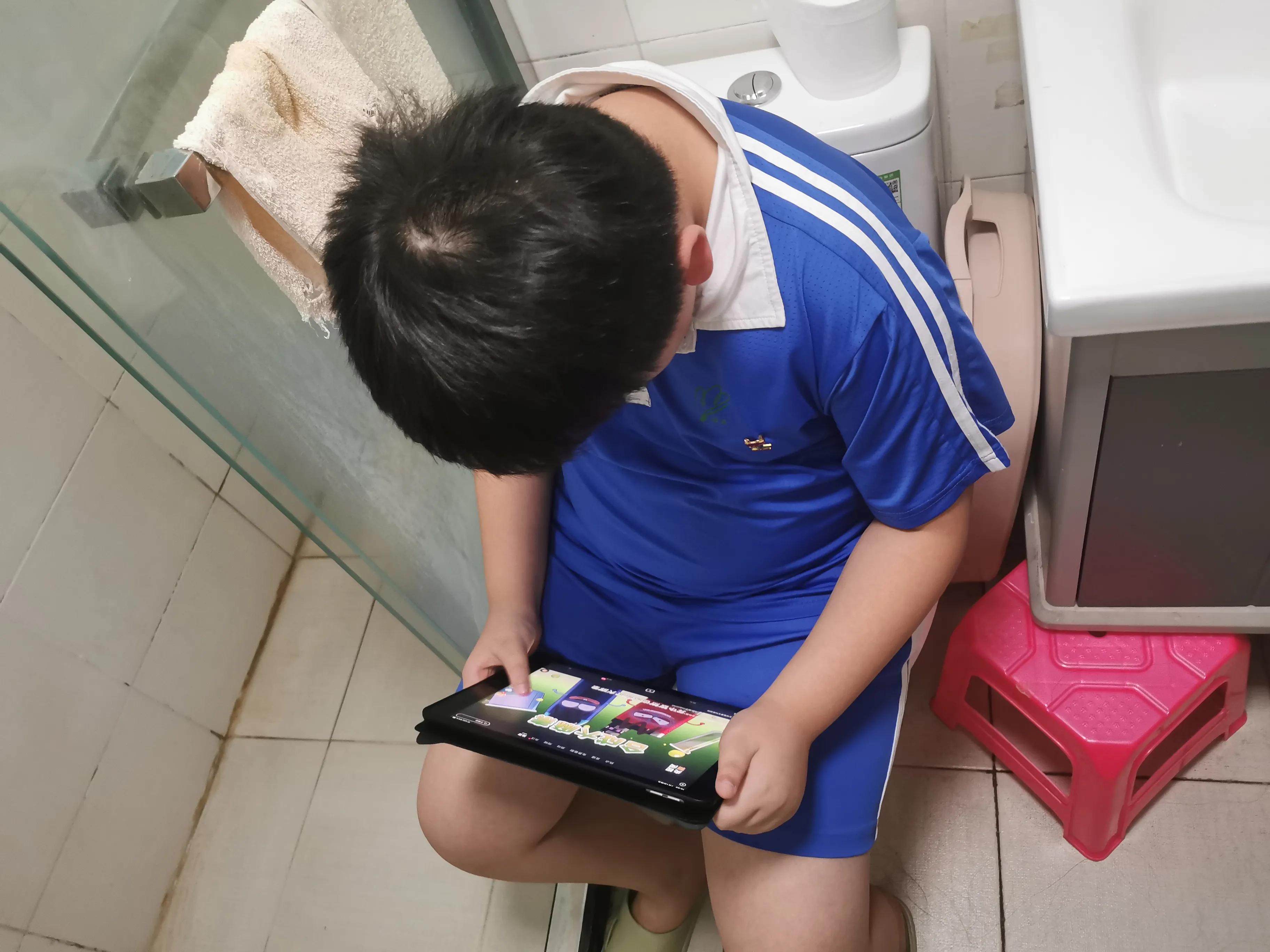 孩子厌学沉迷游戏打父母,12岁男孩辍学打游戏赚了50万