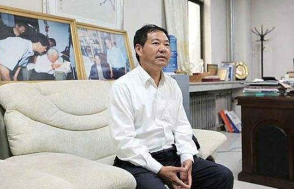 某校长拥有351套房产，出轨后当众掌掴原配，把三个女儿送进监狱