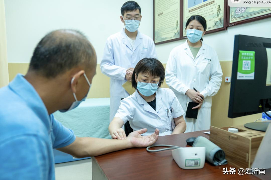 90后小伙呕吐,90岁老人突然头晕恶心呕吐昏迷