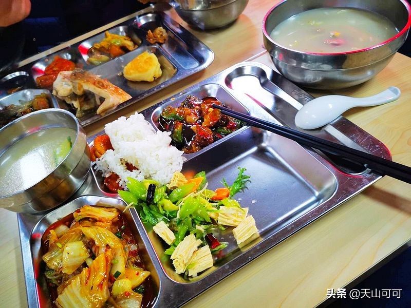 机关单位食堂午餐20元四荤二素,公司食堂晚餐菜谱一周不重样