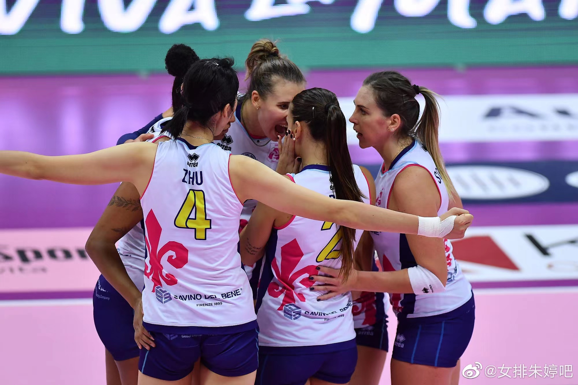 朱婷郎导竖大拇指,朱婷三次竖起手指