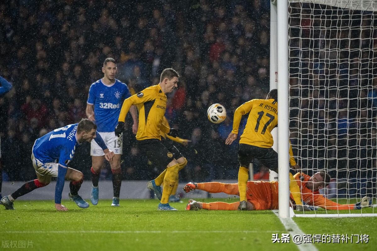 某球员在球场自摆乌龙是啥意思,足球运动员自摆乌龙指的是什么