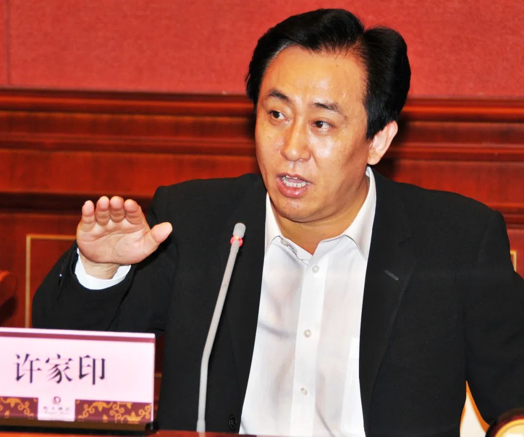 许家印又亏8000亿丝毫不慌,负债两万亿的许家印还能翻身吗