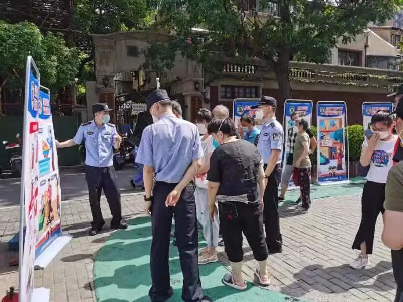 【夏季治安打击整治“百日行动”】上海黄浦：警灯闪烁，夏夜守护