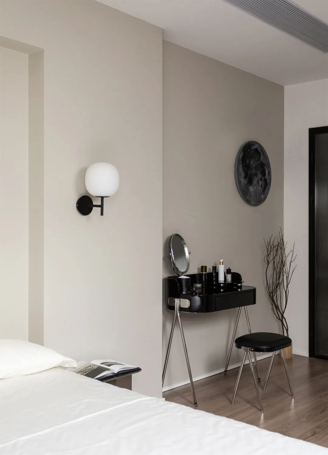 她家80㎡的顶楼复式，看过的人都说羡慕，两人两猫的生活真幸福