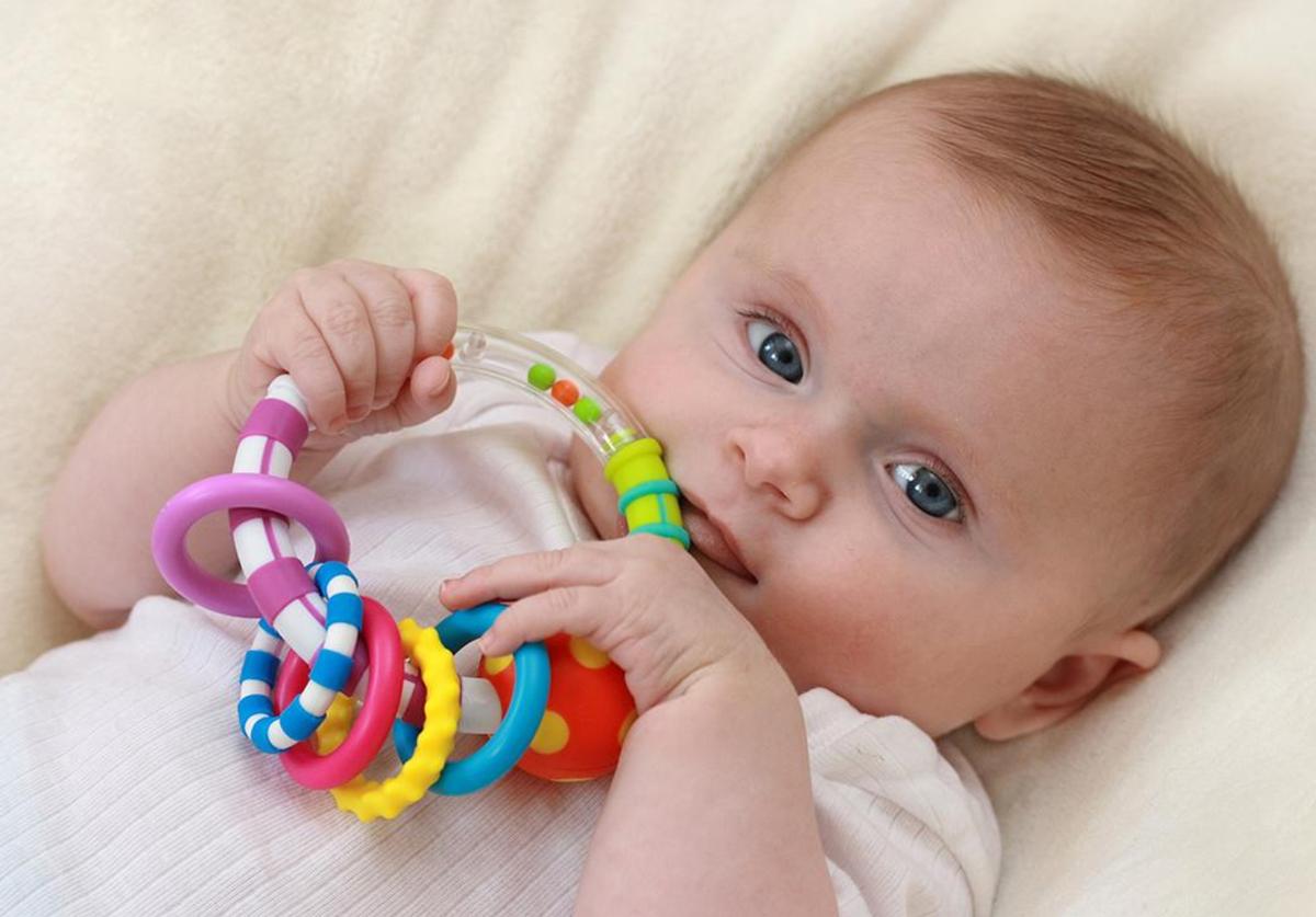 宝宝爱吃纸类的东西是怎么回事,宝宝喜欢吃纸危害