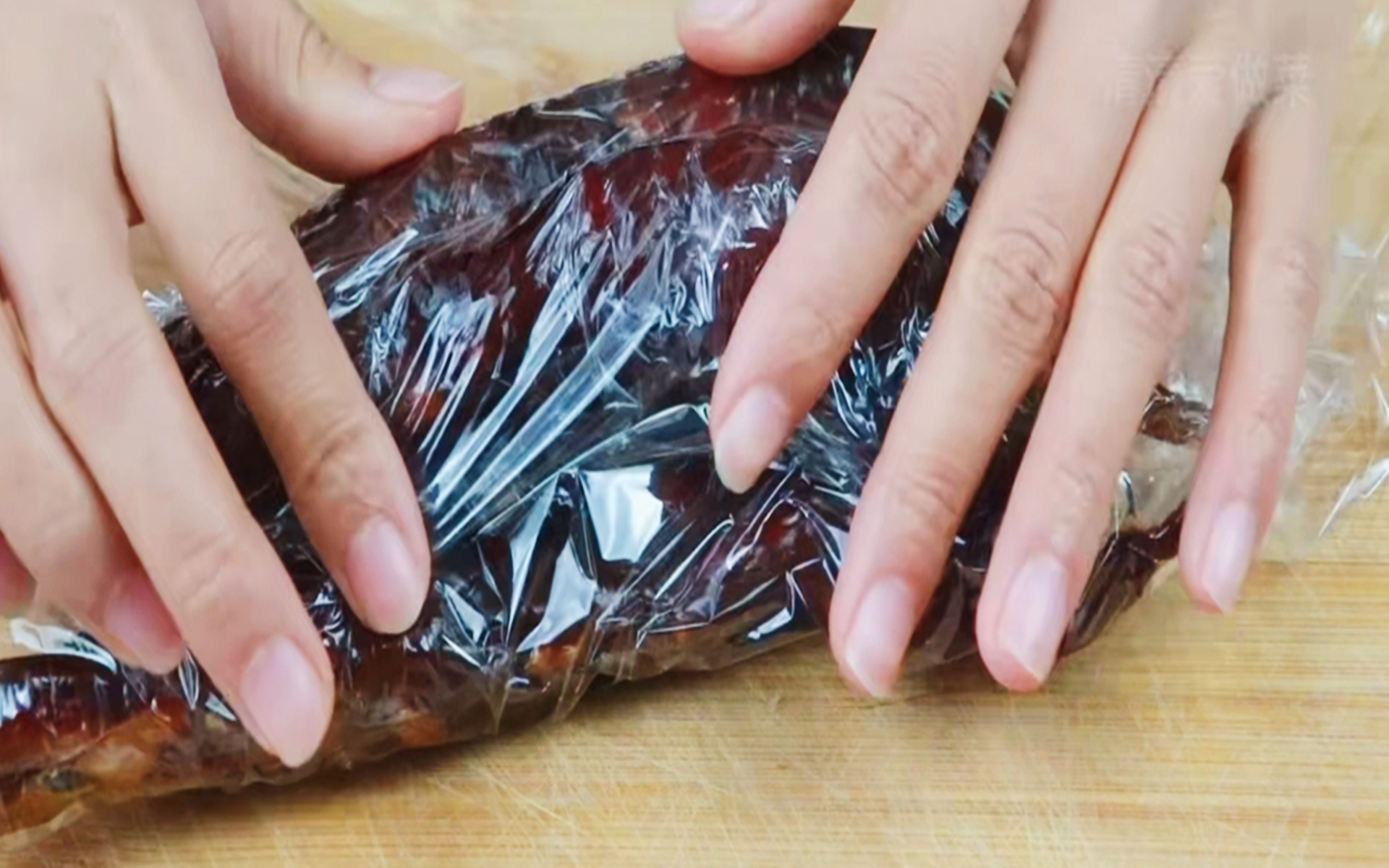 香肠不放冰箱怎样保存最好,保存香肠直接放冰箱用水洗都错了