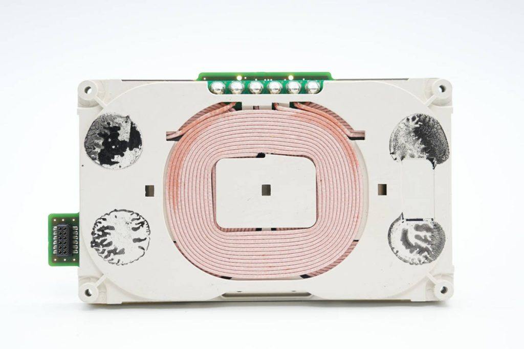 宝马5系无线充电拆解,宝马5系充电器怎么拆