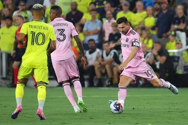 梅西震撼场面超燃观众席,梅西霸气一挥手引爆全场