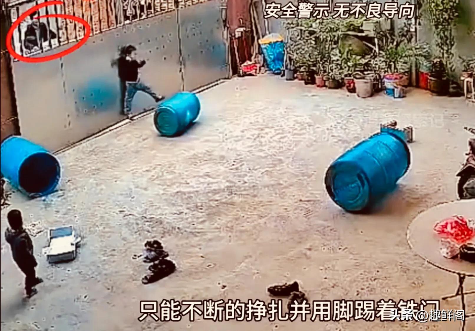 小男孩脖子被绳子挂住,小孩不慎被绳子挂住脖子完整