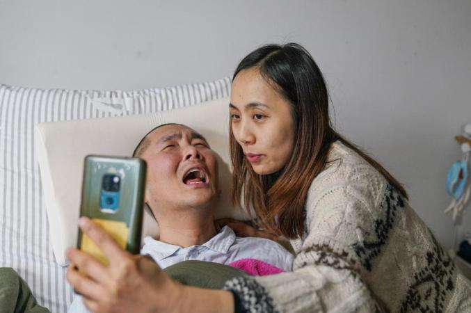 不离不弃照顾煤气中毒植物人,相恋八年男朋友变成植物人