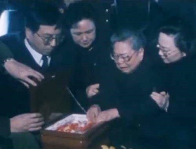 1994年春节，*小平邓**离开上海前对*菊黄**说：这是上海最后的机遇