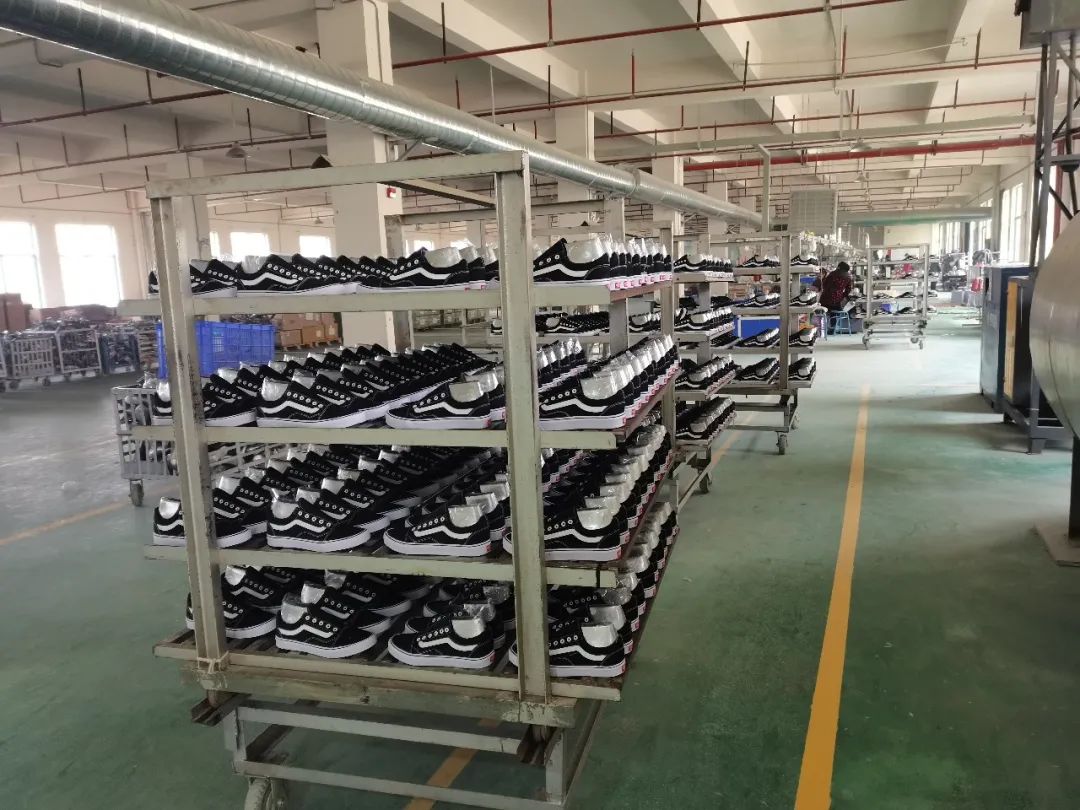 成都龙泉驿公安查获假冒品牌运动鞋5.3万双