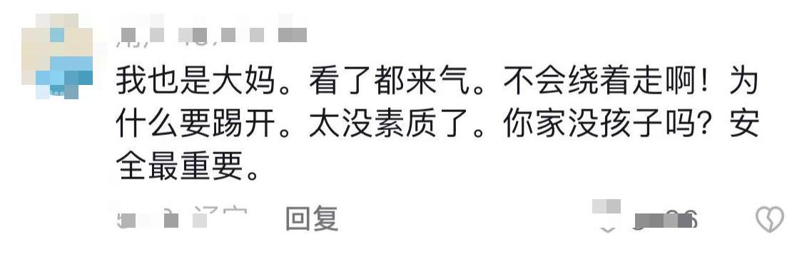 暴走团踢翻护栏,暴走团破坏路障